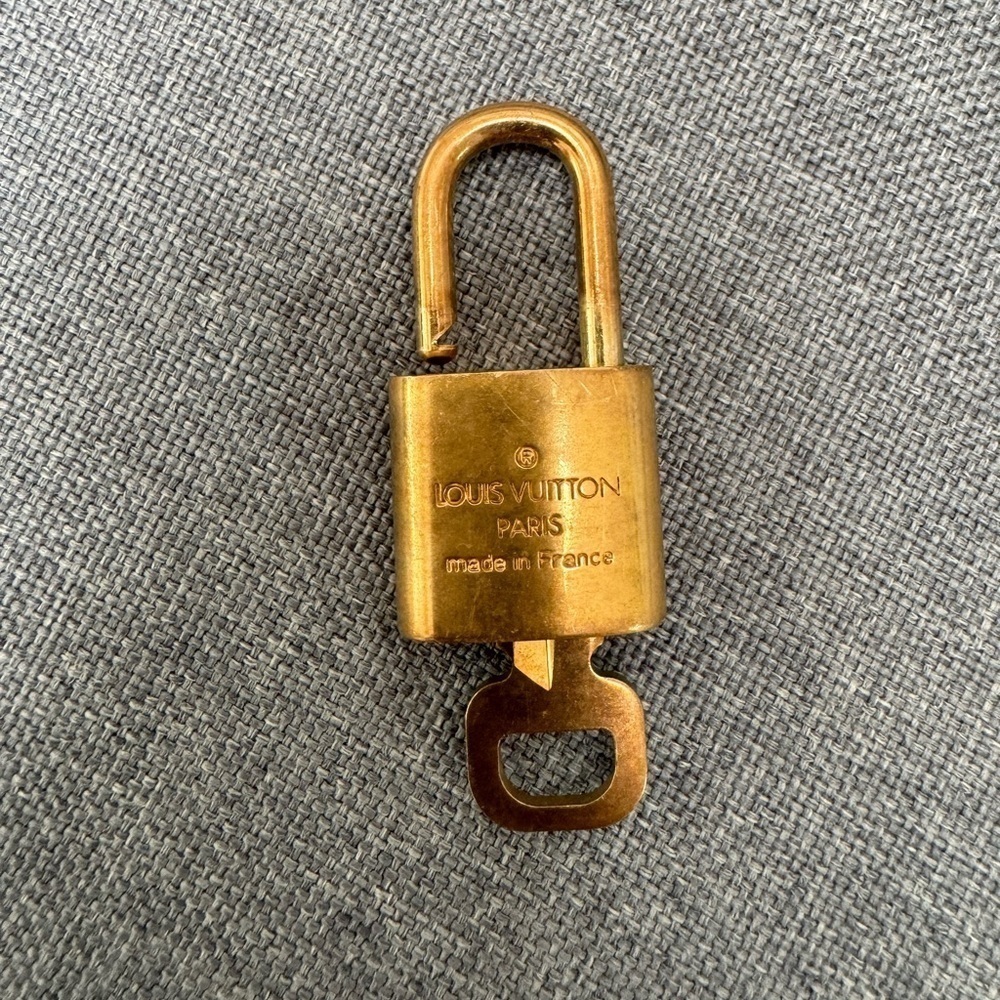 🔸Shop Preloved LUXURY on my Closet:Authenticity Guaranteed on $700+ Purc…​​​​ - Picture 13 of 16
